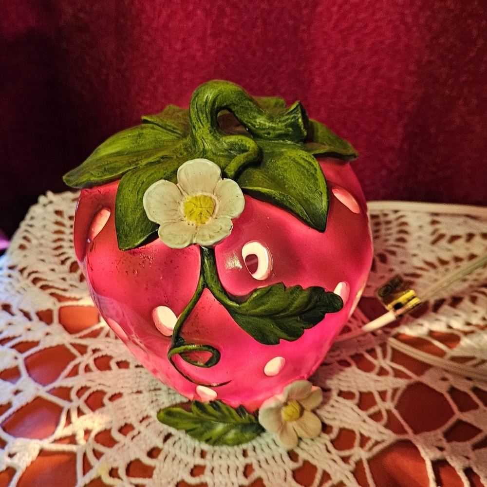 Cracker Barrel Strawberry Tabletop Lamp